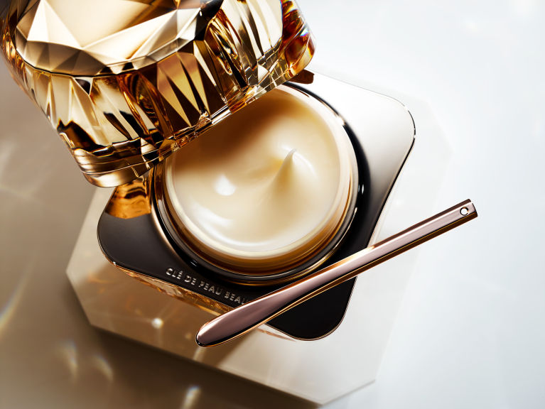 薈萃60多種珍稀成分：徹底改善膚質、膚色和輪廓 