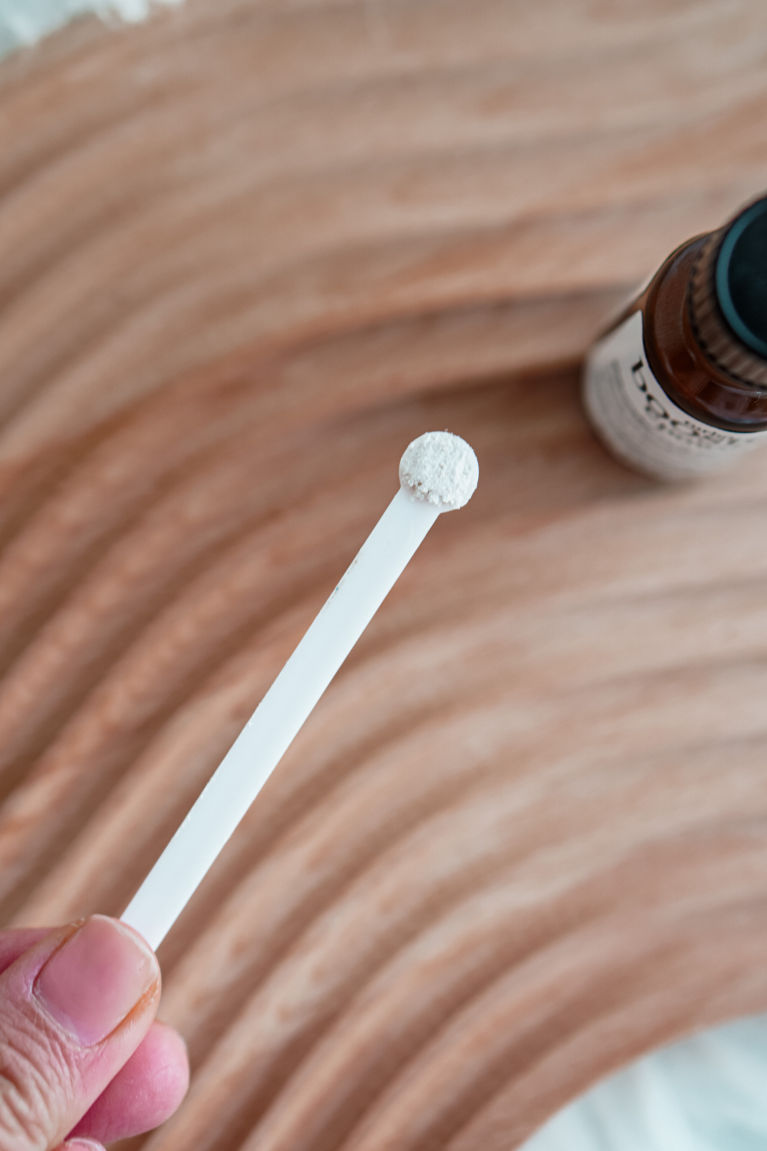 每次使用只需將一匙維他命C粉加入精華液或乳液攪拌溶解即可