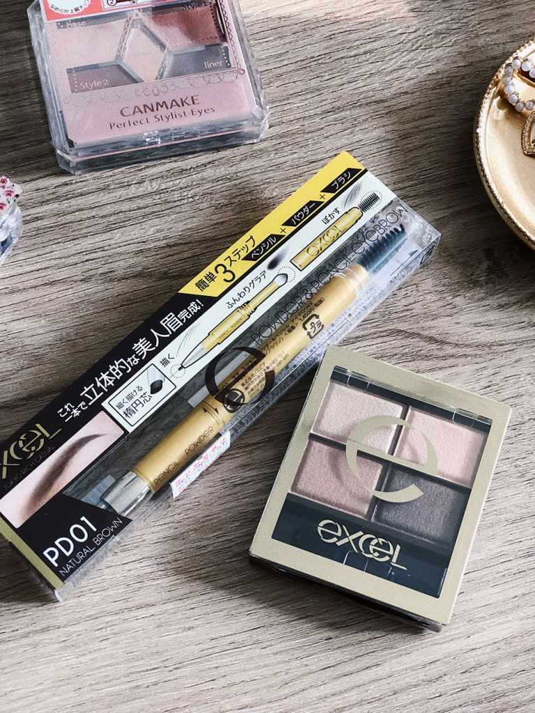 日常妝容必備妝品：Excel裸色深邃眼影 $135、Excel 3合1持久造型眉筆 $129