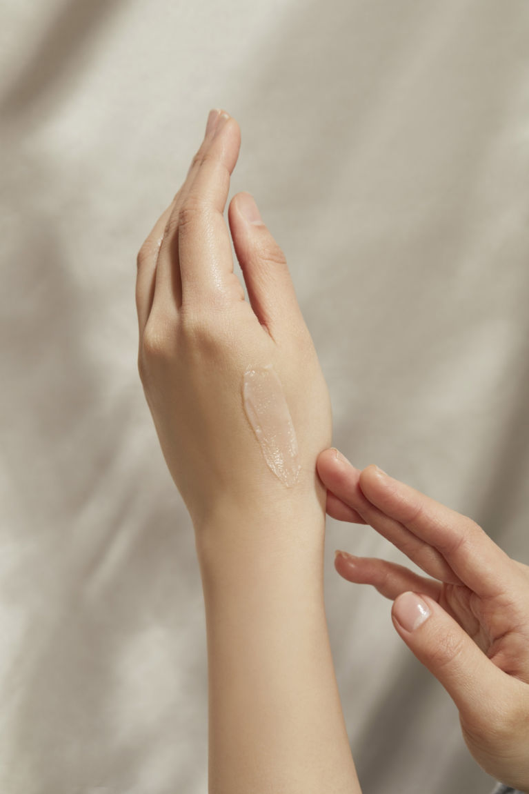 面霜呈淡淡的奶黃色