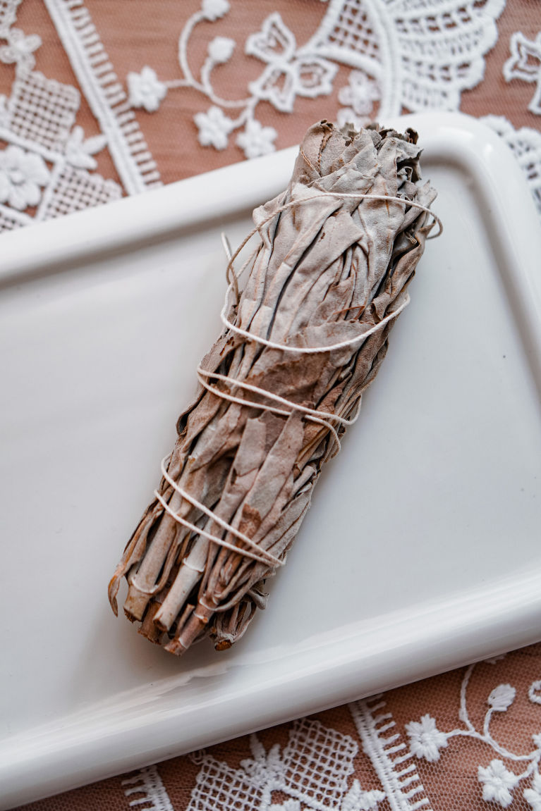 淨化空間！燒鼠尾草排走負能量