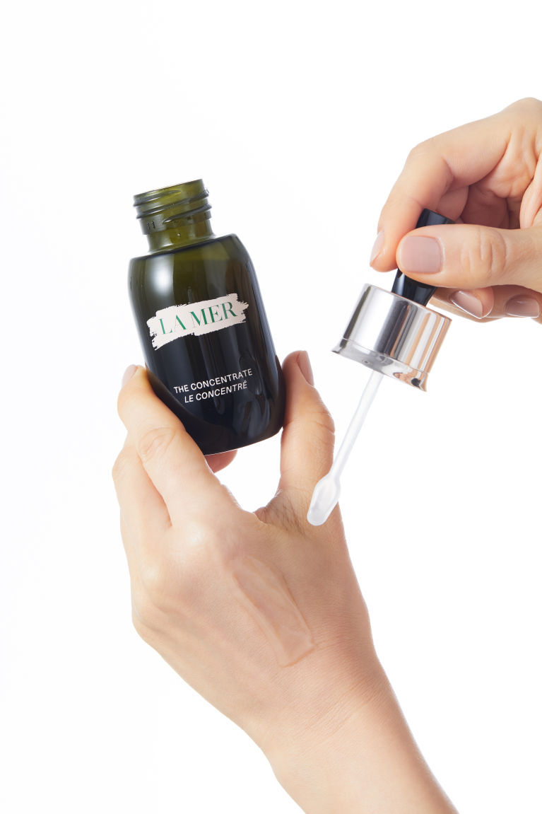 精華質地呈透明啫喱狀